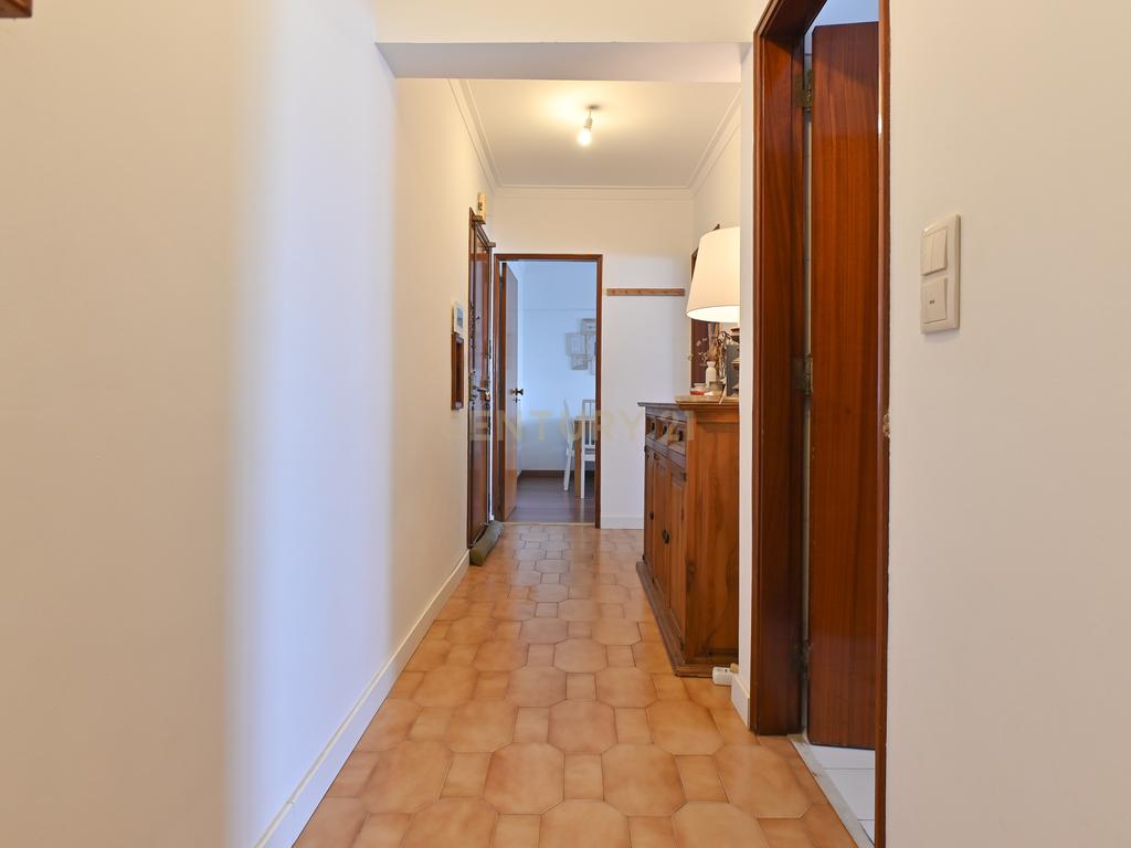Apartamento T2 em Massamá com Varanda e arrecadação - Image 6