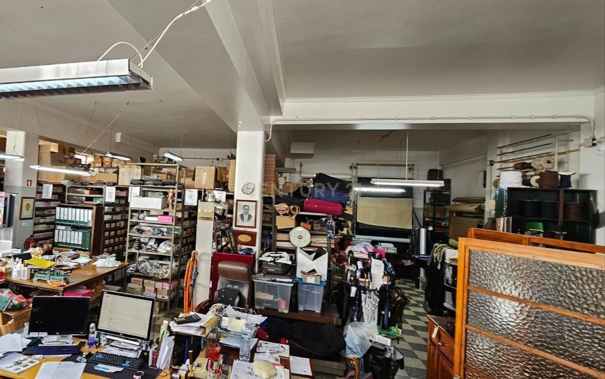 Loja/Armazém com 3 Entradas Independentes – Lisboa | 180 m² | Potencial de Conversão em Habitação - Image 4