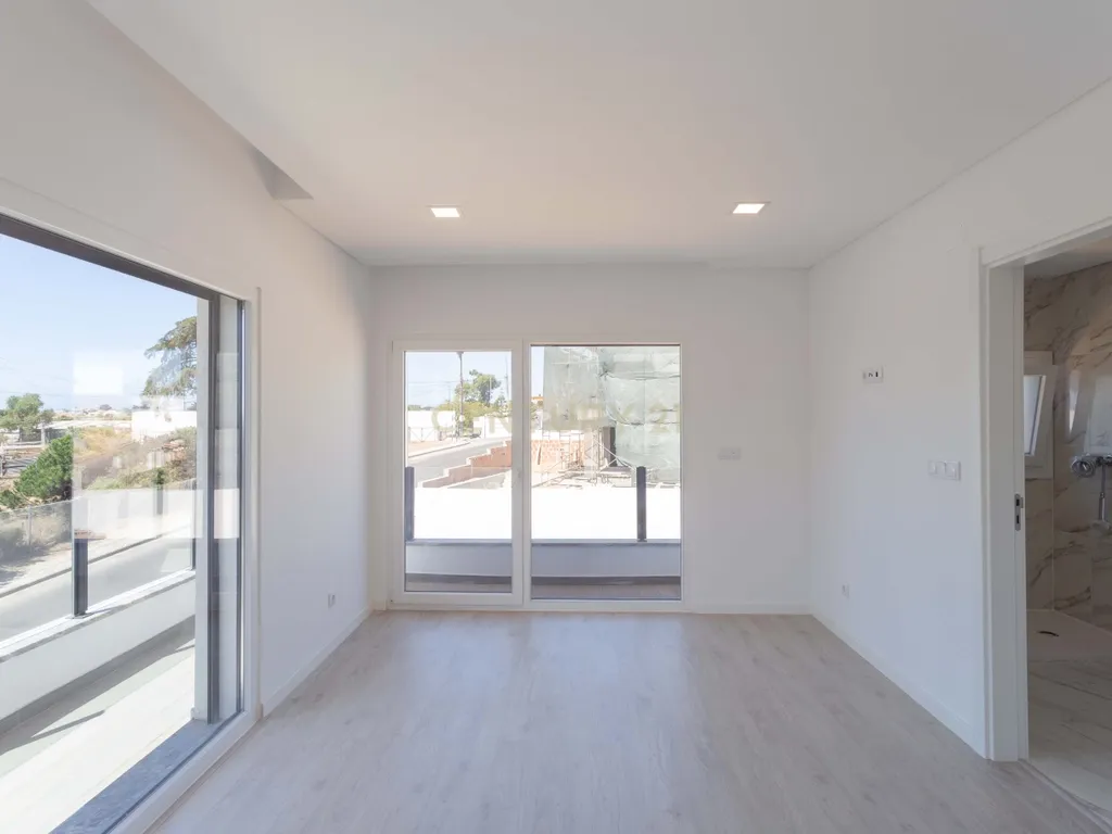 Oportunidade: Moradia T5 com jardim e piscina, na Sobreda, Almada. Em Venda! - Image 14
