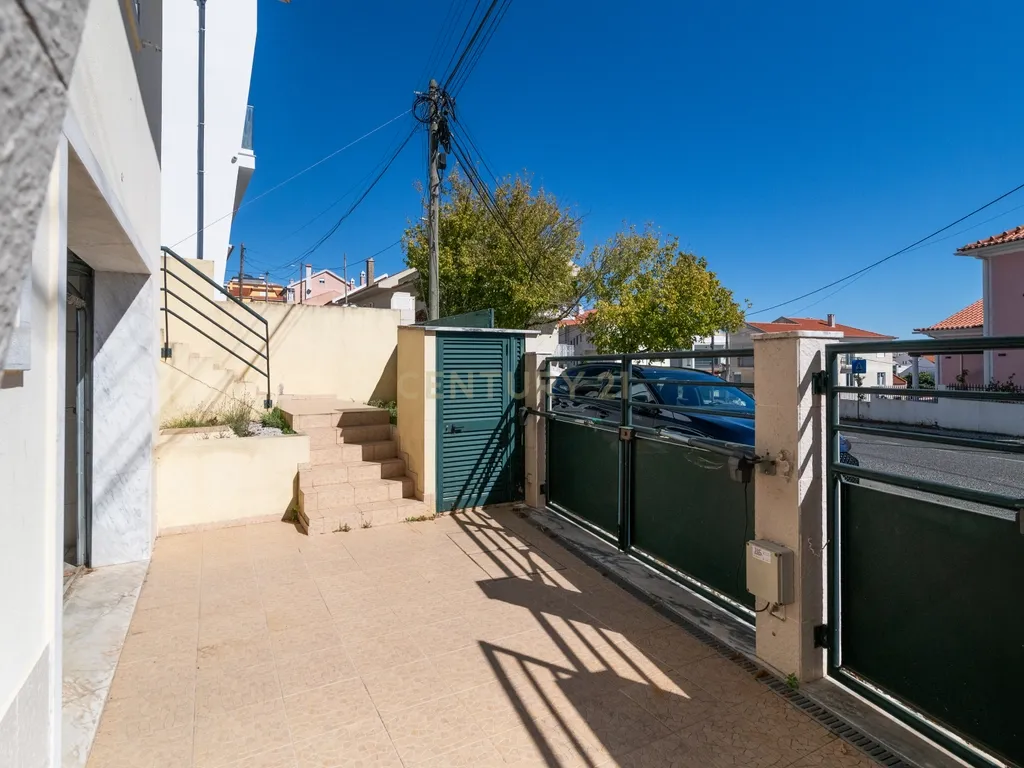 Moradia T4+1 | 368 m² | Garagem para 4 Viaturas | Casal do Bispo, Famões - Image 38