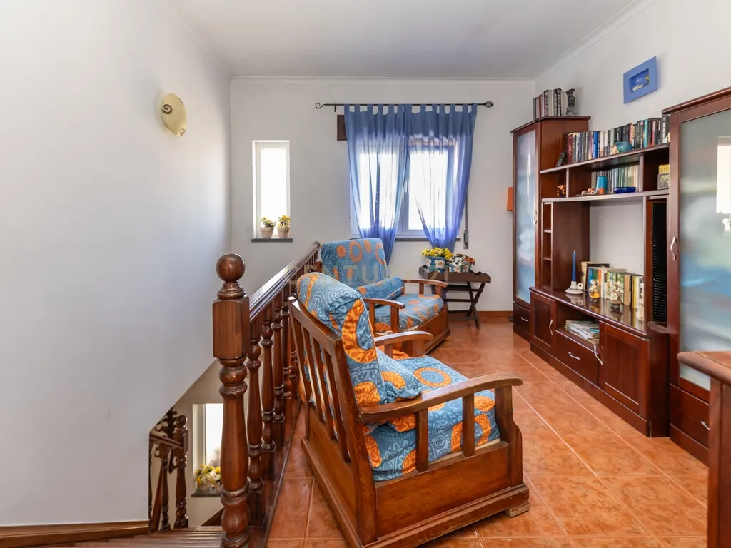 Moradia T5 no centro da Quinta do Conde – Espaço, Conforto e Localização Perfeita - Image 33