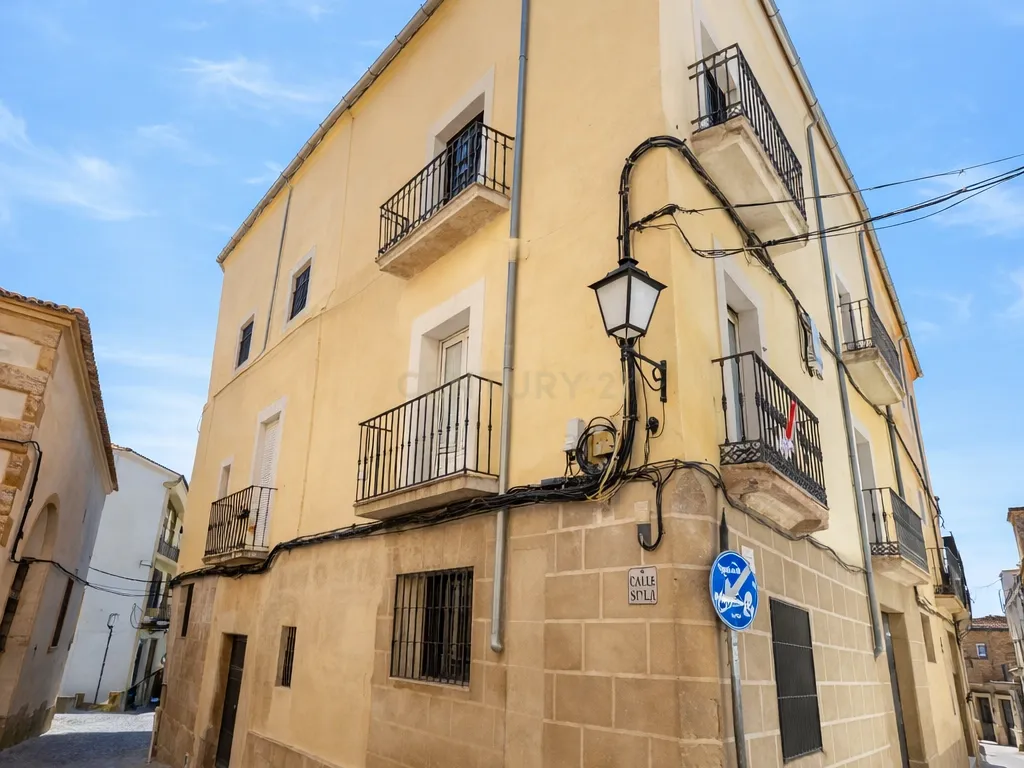 Edifício exclusivo com grande potencial numa das melhores zonas de Trujillo - Image 1