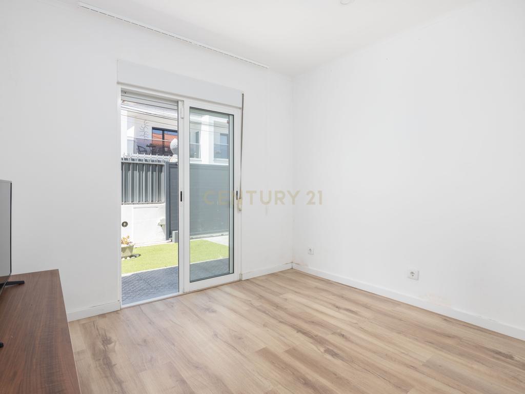 Moradia T4 com Anexo | Garagem Independente | 221 m² de Construção | 10 minutos da praia | Quintinhas | Charneca de Caparica - Image 3