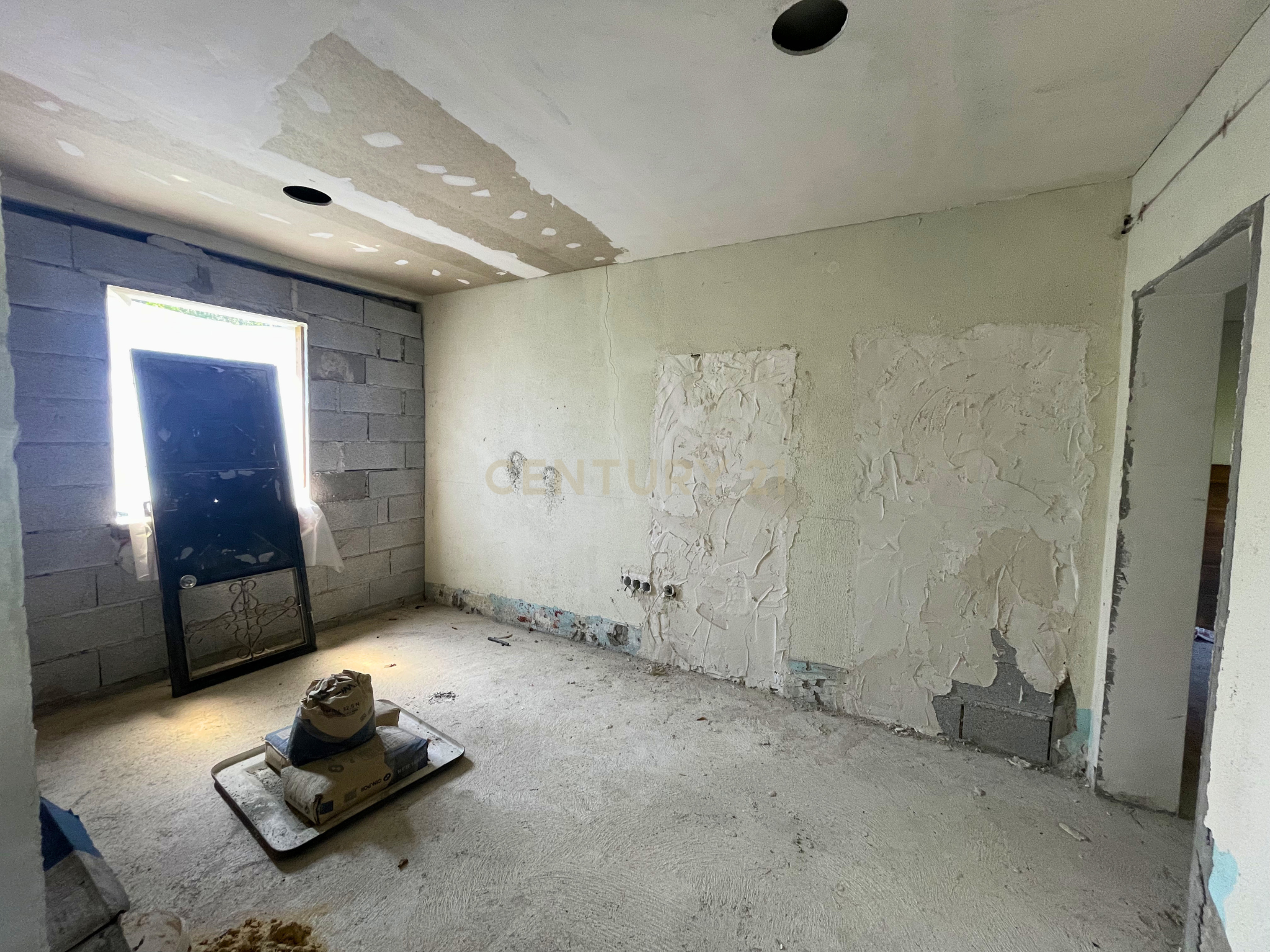 Fotografia 5 de Casa para restauro em Duas Igrejas / Paredes