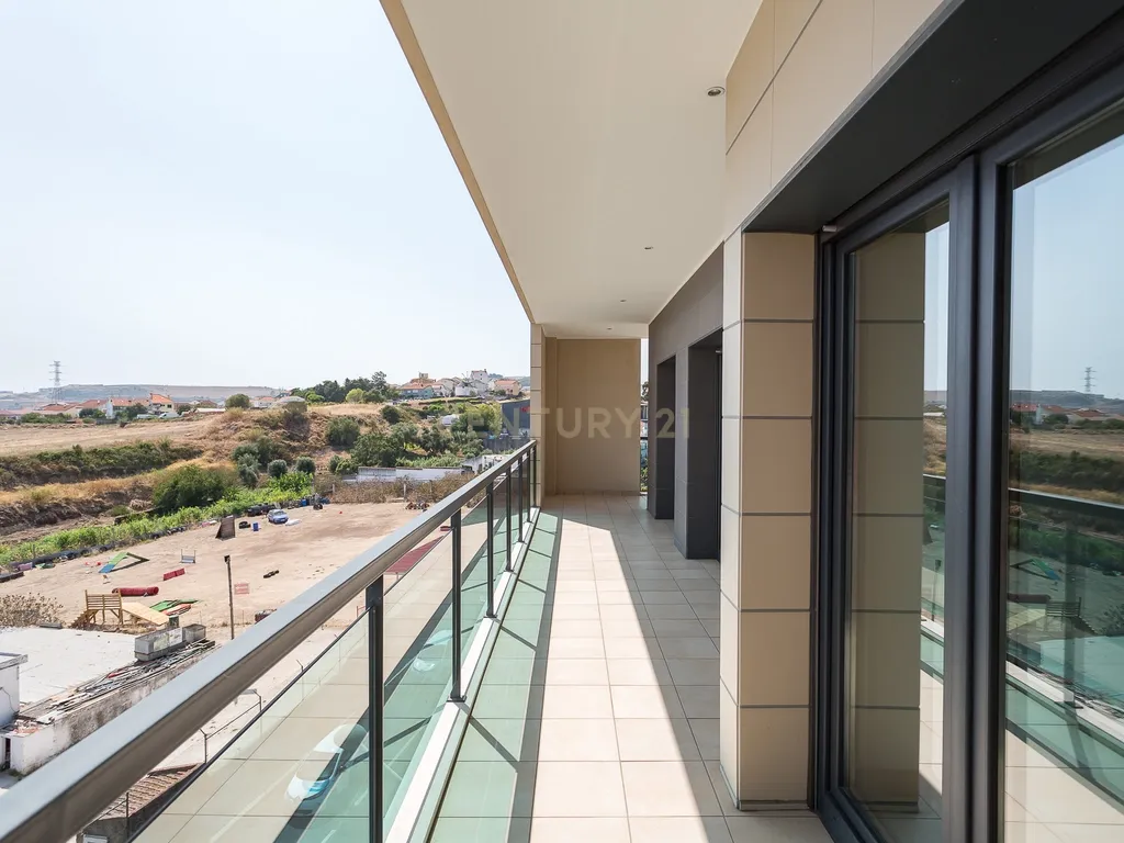 Apartamento T2 num condomínio com Vista Panorâmica em Odivelas, Famões - Image 17