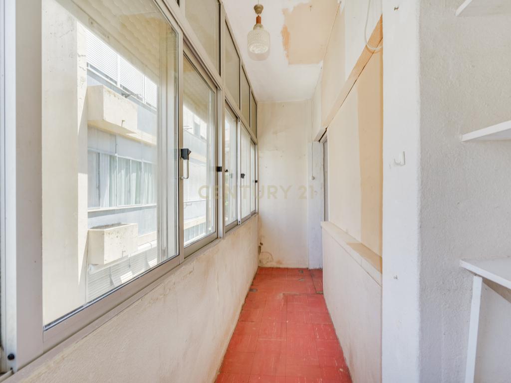 T2 Luminoso na Vila da Apelação – Espaço, Conforto e Potencial - Image 17