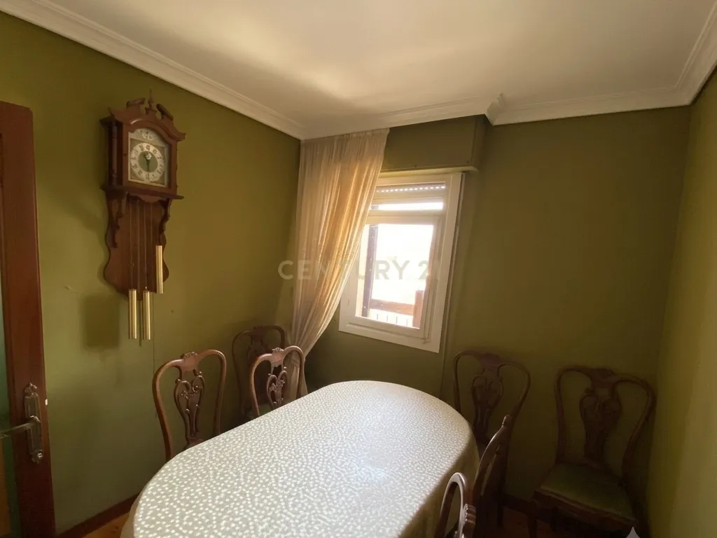 Apartamento espaçoso e luminoso de 3 quartos com varanda, arrumos e vista, no centro de Irun - Image 11