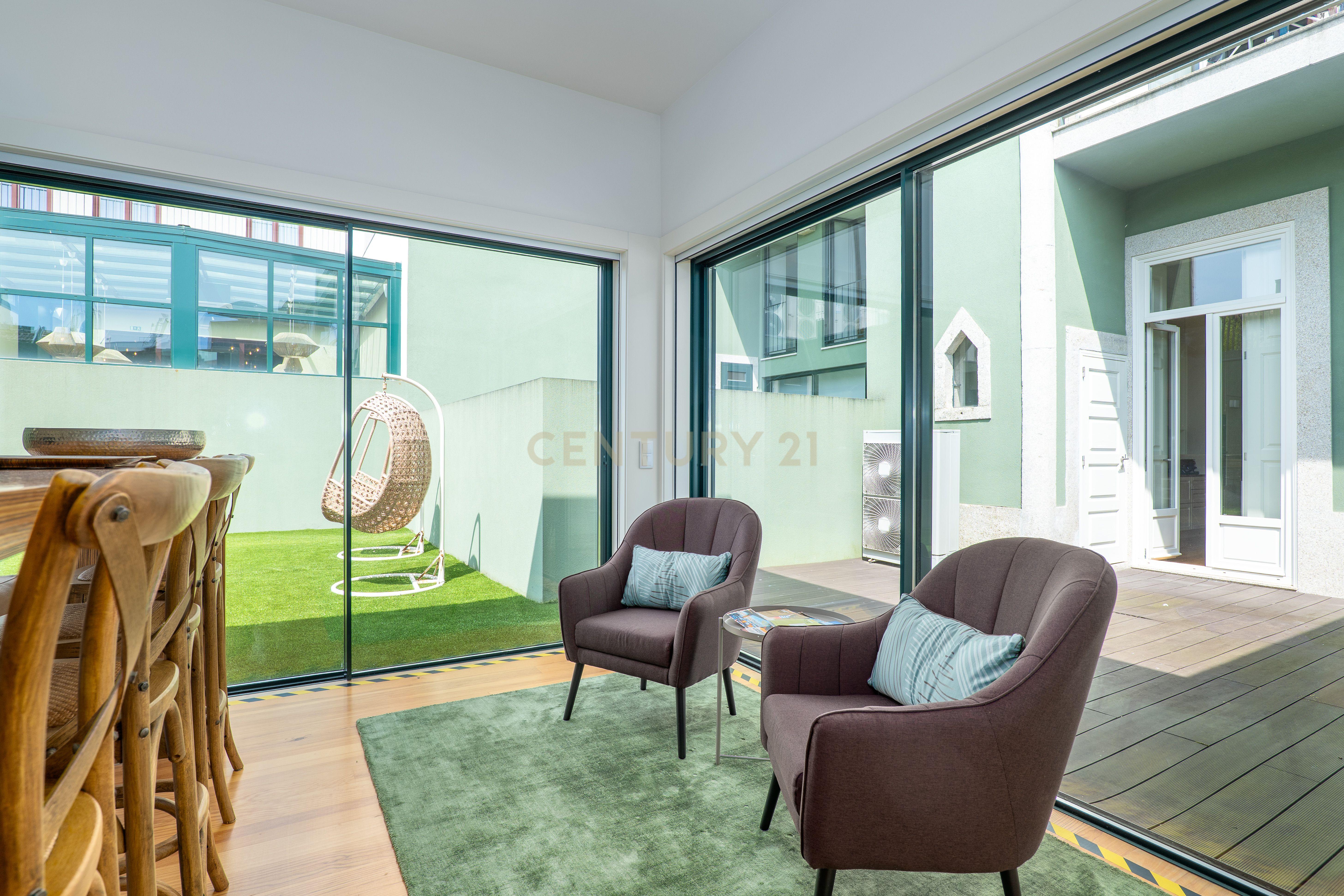 Requintado Apartamento T3 com Terraço no Coração do Porto - Image 3