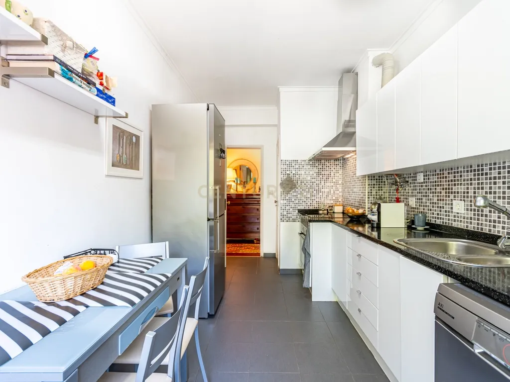 Apartamento T2 Junqueiro - Carcavelos - Cascais com varanda - Image 9