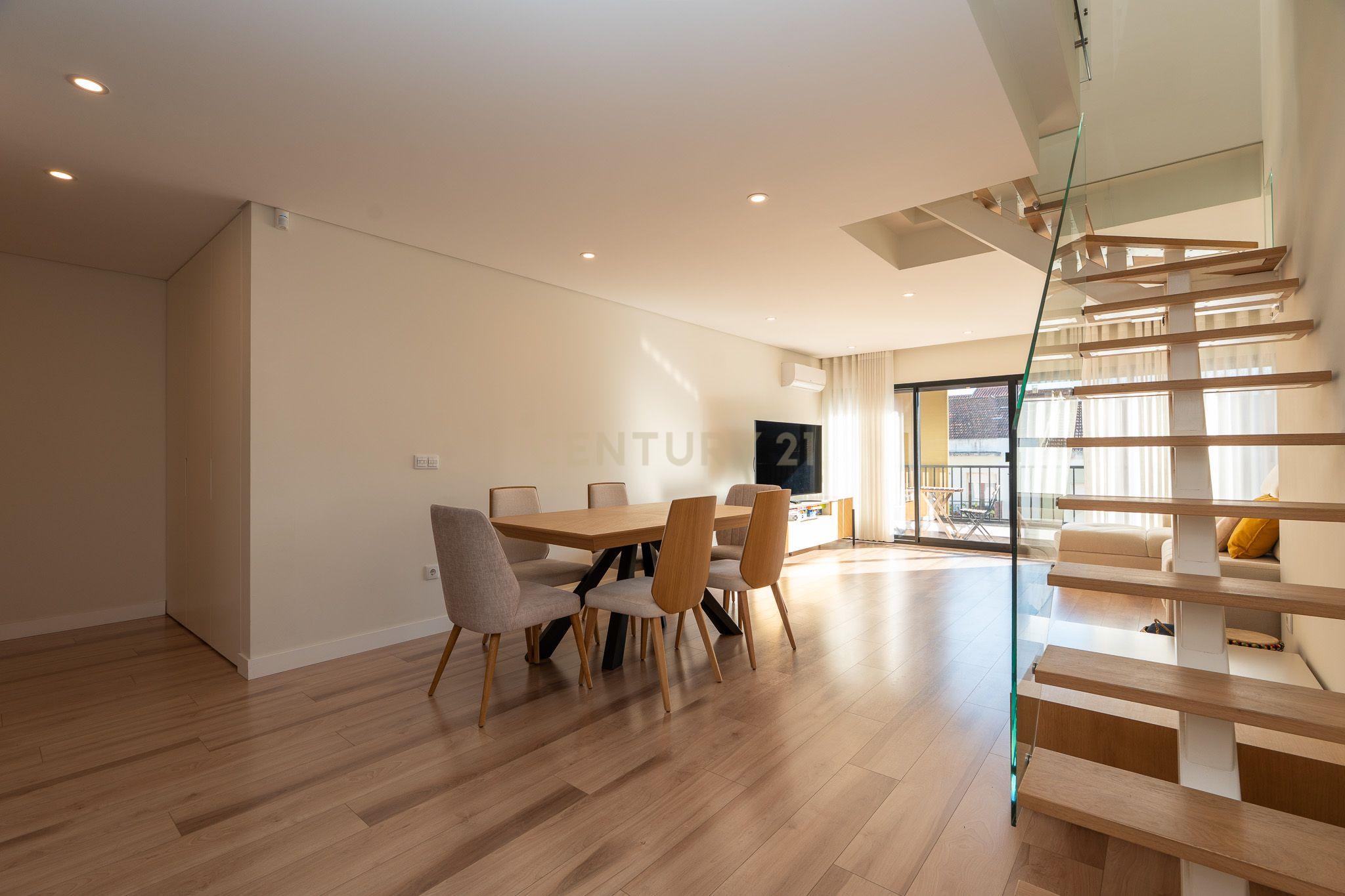 Apartamento T3+1 duplex, com terraço e estacionamento, no centro da cidade de Torres Vedras - Image 8