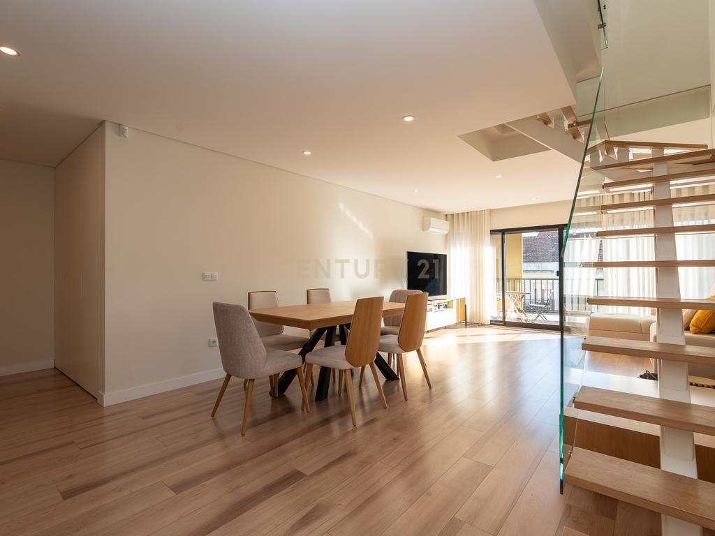 Apartamento T3+1 duplex, com terraço e estacionamento, no centro da cidade de Torres Vedras - Image 8