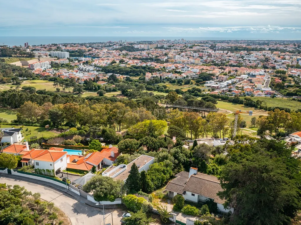 Moradia para Reabilitação Total, com 540 m² de Área Bruta de Construção, em Lote Urbano de 2.350 m² | Alcabideche, Cascais - Image 9
