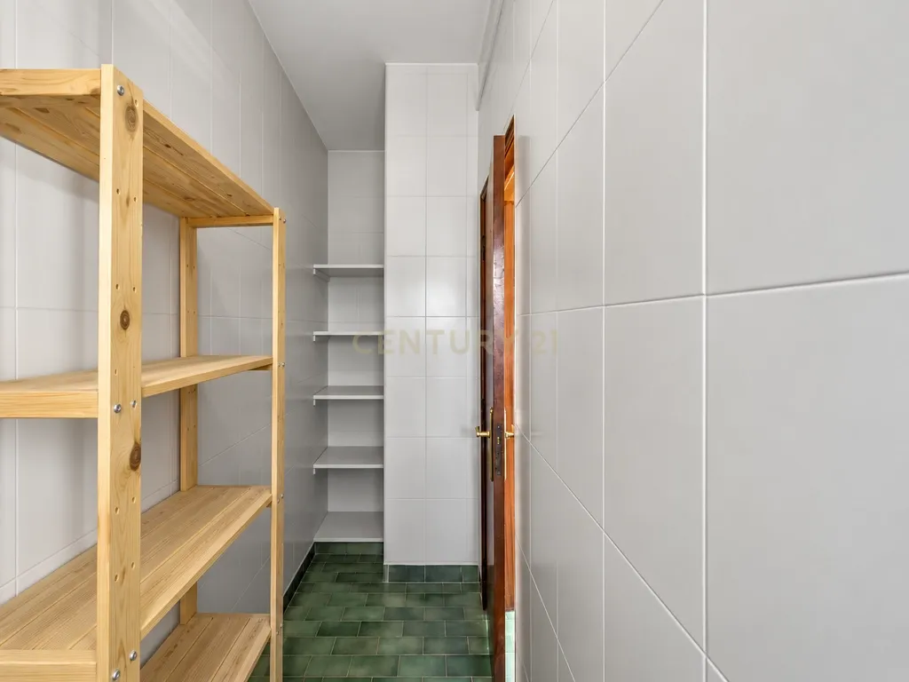 MORADIA T5 COM GARAGEM E PISCINA, 327 M² DE TERRENO PARA USUFRUIR - Image 22