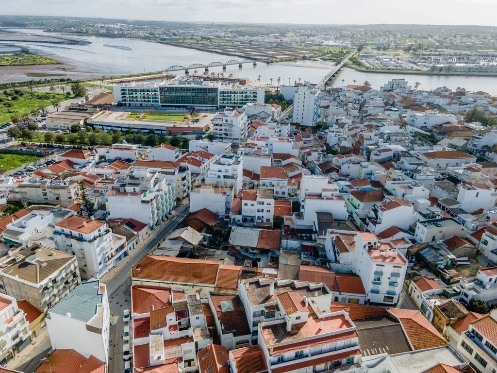 OPORTUNIDADE DE INVESTIMENTO - Edifício térreo 323m2 para recuperação no Centro Portimão - Image 23