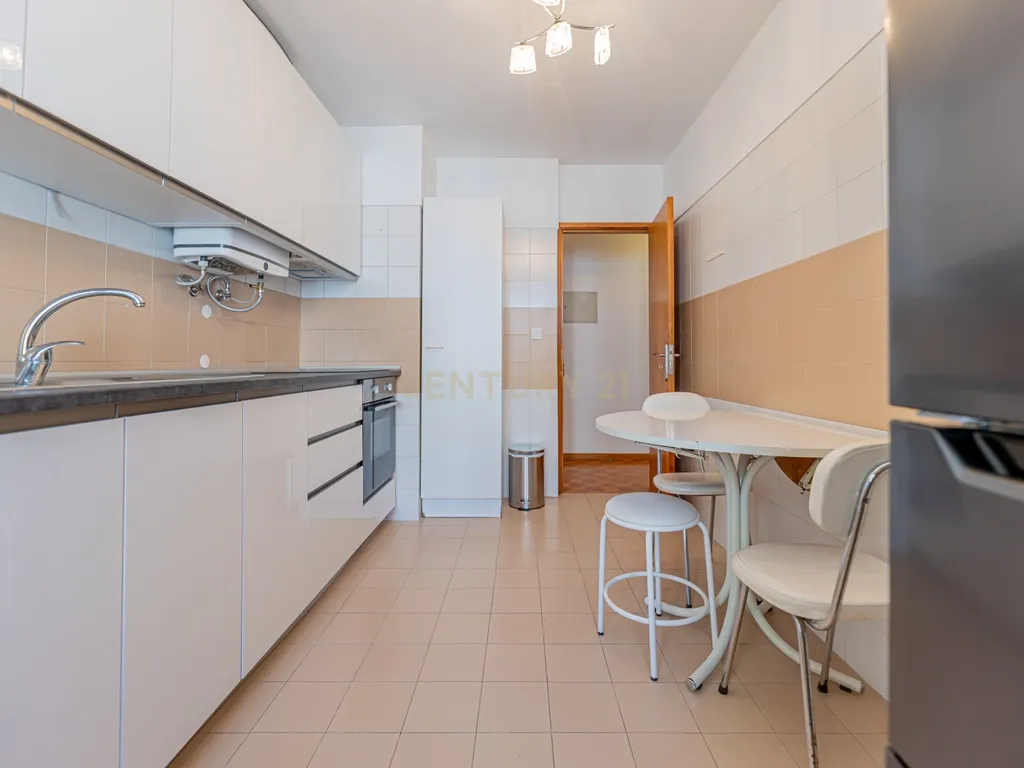 Apartamento T2 Remodelado Monte da Caparica - Image 9