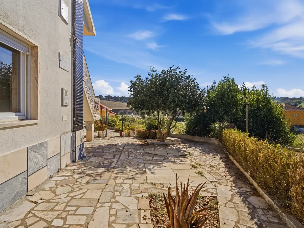 Moradia T7 de dois pisos com garagem, jardim e anexos | Terreno 894 m² na Paz em Mafra - Image 44