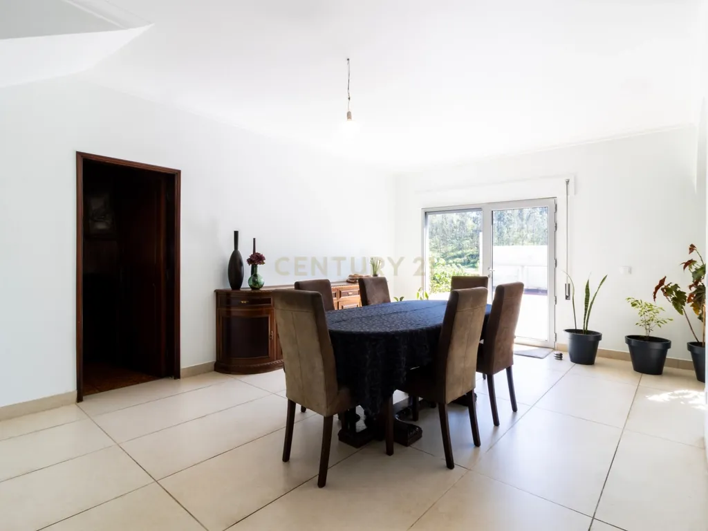 Moradia T4 com Terreno em Colmeias, Leiria - Image 1