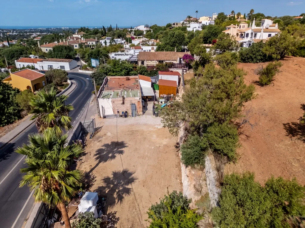 Moradia contemporânea em reconstrução em Vale Formoso, Loulé - Image 24
