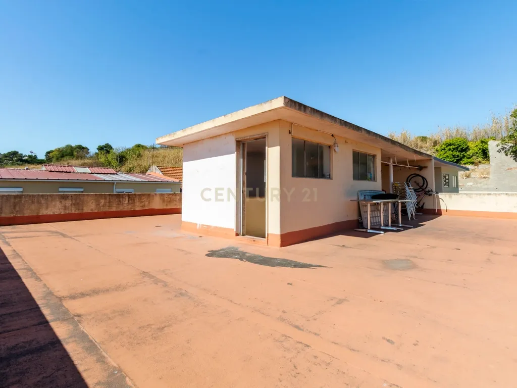 T2 com Potencial no Coração de Cacilhas Prático, Central e com o Charme da Tradição - Image 2