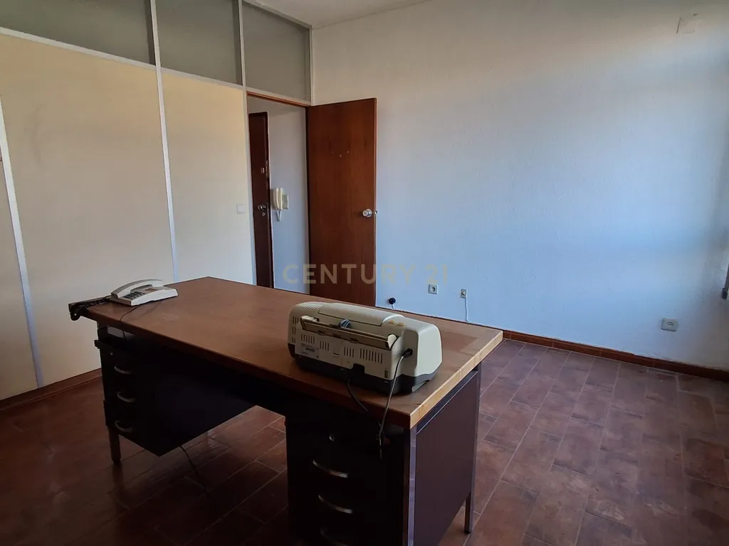 ATENÇÃO INVESTIDORES! Excelente oportunidade de investimento na Amadora. Escritório com 34 m² de área total, dividido em duas salas e corredor. - Image 7