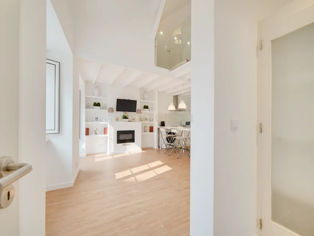 Apartamento T2 Triplex* em Santos-o-Velho – Janelas Verdes | Estrela - Image 5