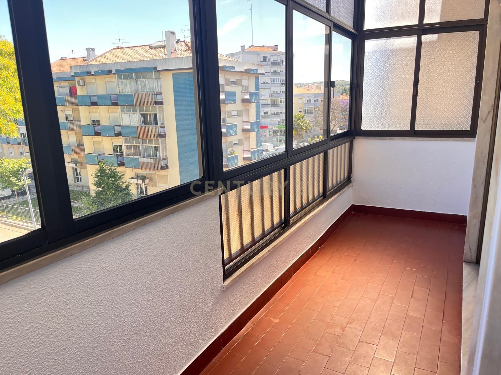Fotografia 12 de T3 para Arrendamento em Odivelas – Excelente Localização e Estado Impecável