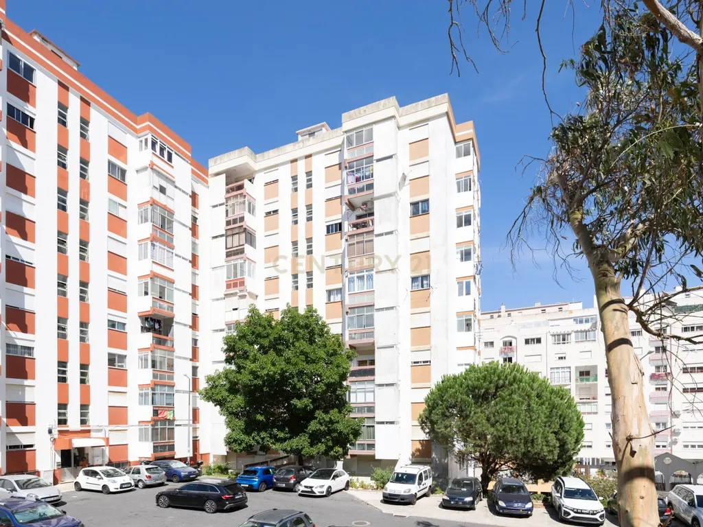 T2 totalmente remodelado em Queluz | Pronto a habitar | Elevador e varanda - Image 1