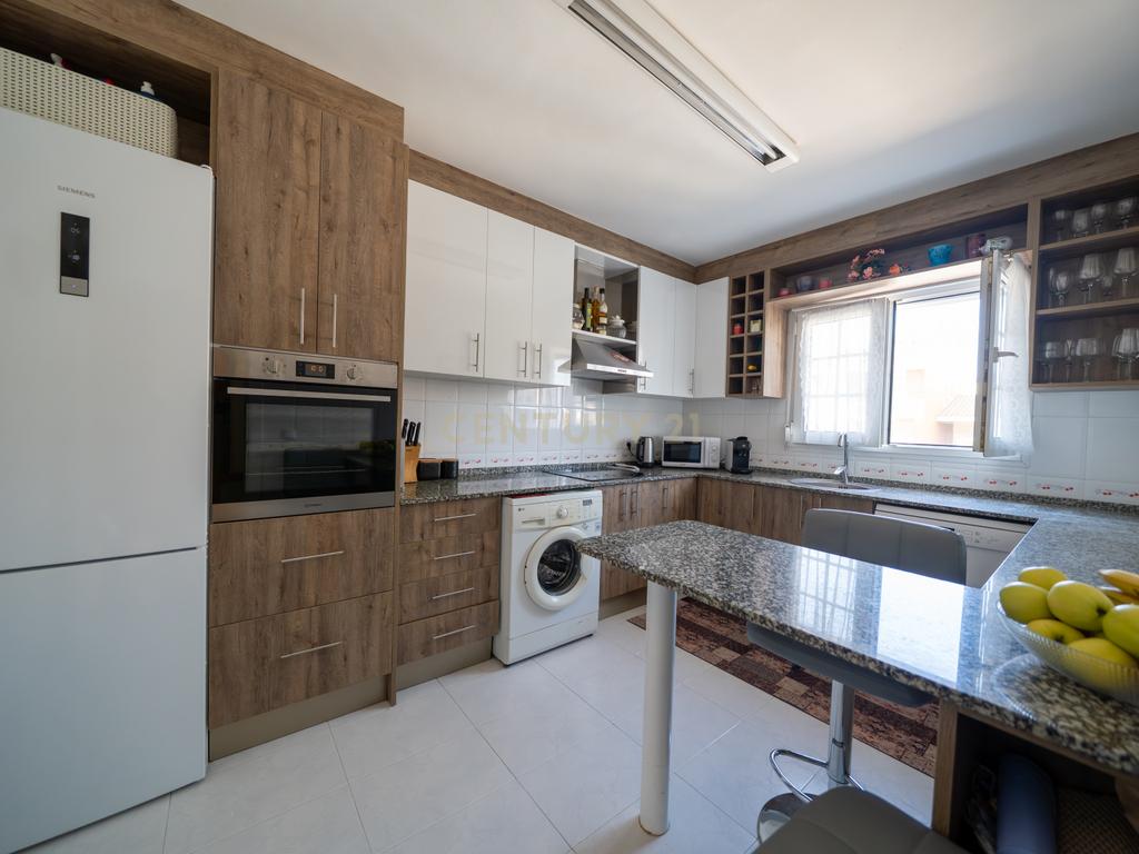 Apresentamos-lhe uma magnífica moradia em Cambrils — perfeita para quem procura conforto, estilo e excelente qualidade de vida na Costa Dourada. - Image 19