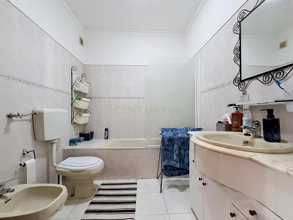 Apartamento T2 em em Paio Pires com excelentes áreas, perto de todas as comodidades. - Image 14