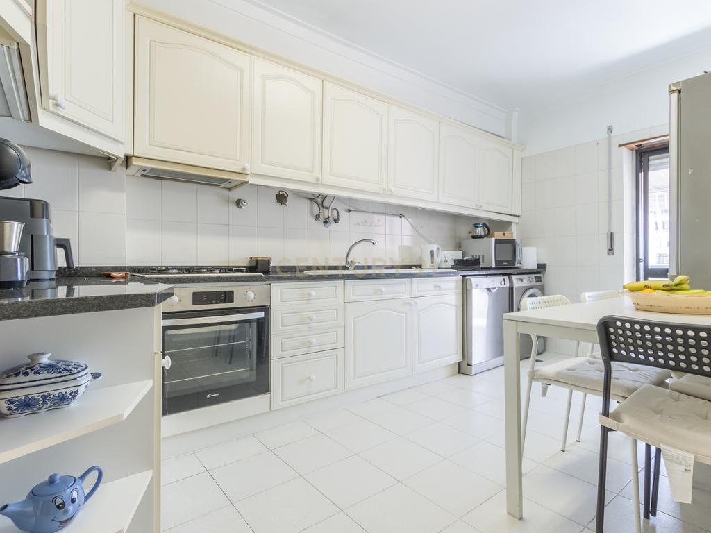 Apartamento T3 com 2 varandas em Almada - Image 7