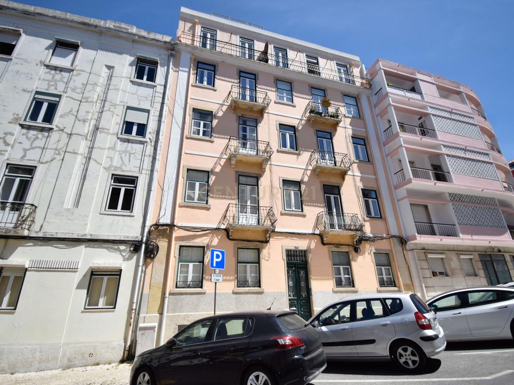 Apartamento T2+1 Renovado no Coração de Campo de Ourique - Image 2