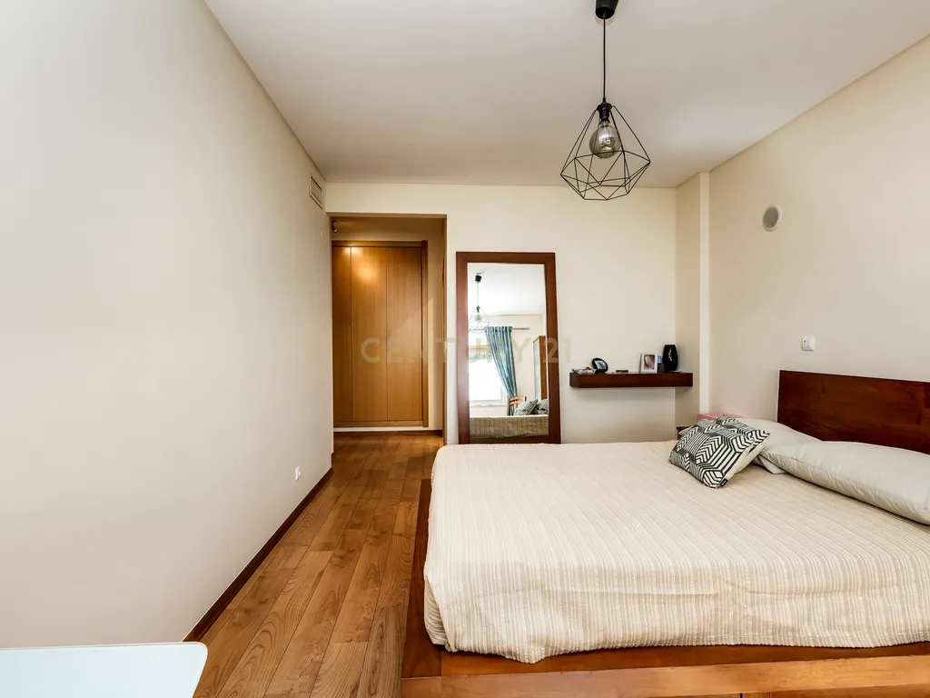 Apartamento T3 com vista panorâmica sobre o Jamor em condomínio fechado com piscina e ginásio - Image 12