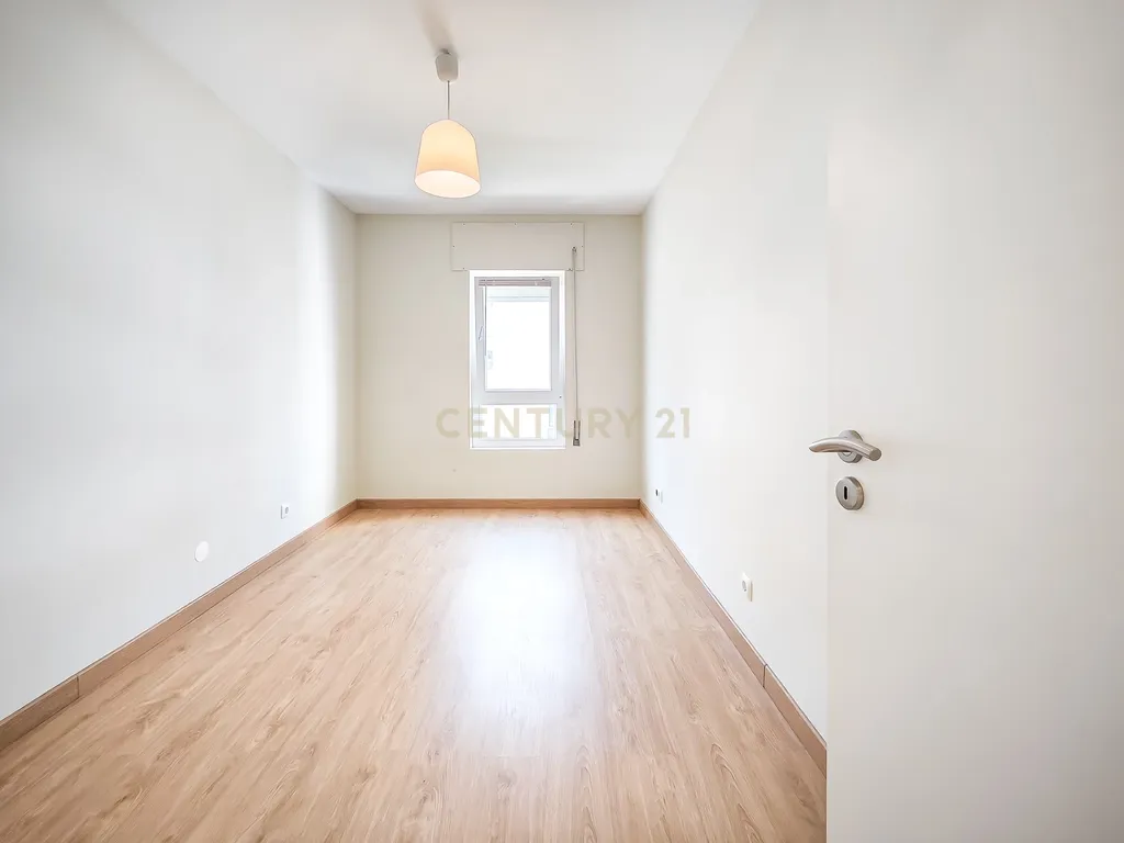 Apartamento Renovado em Cascais com 3 Quartos e Varanda - Image 21