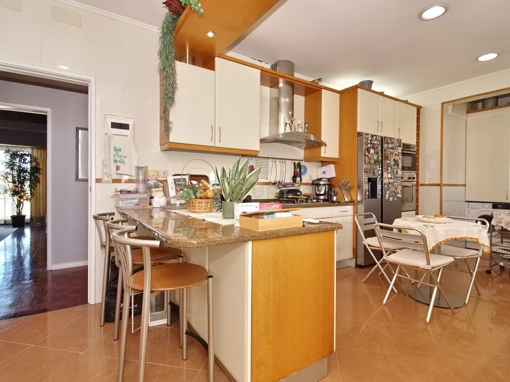 Apartamento T6 com Terraço e Vista 360º em Campolide - 314m² - Image 18