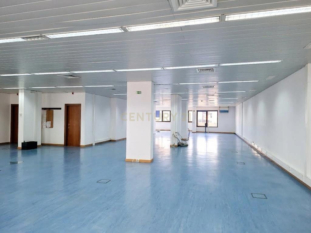 Escritório com 428m2 com Estacionamento nas Laranjeiras - Image 1