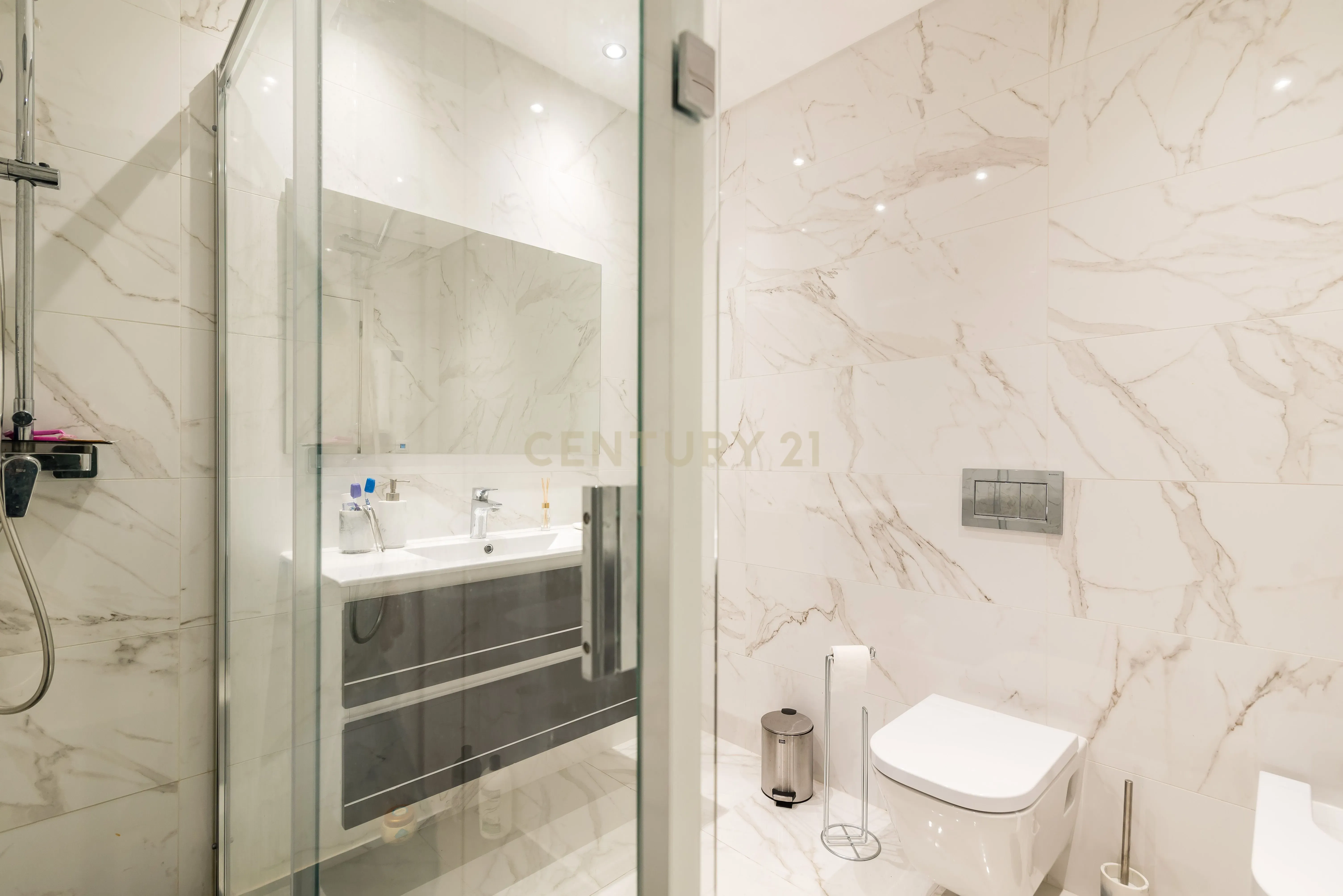 Luxuoso Apartamento T3 em Odivelas com Vista Panorâmica - Image 13