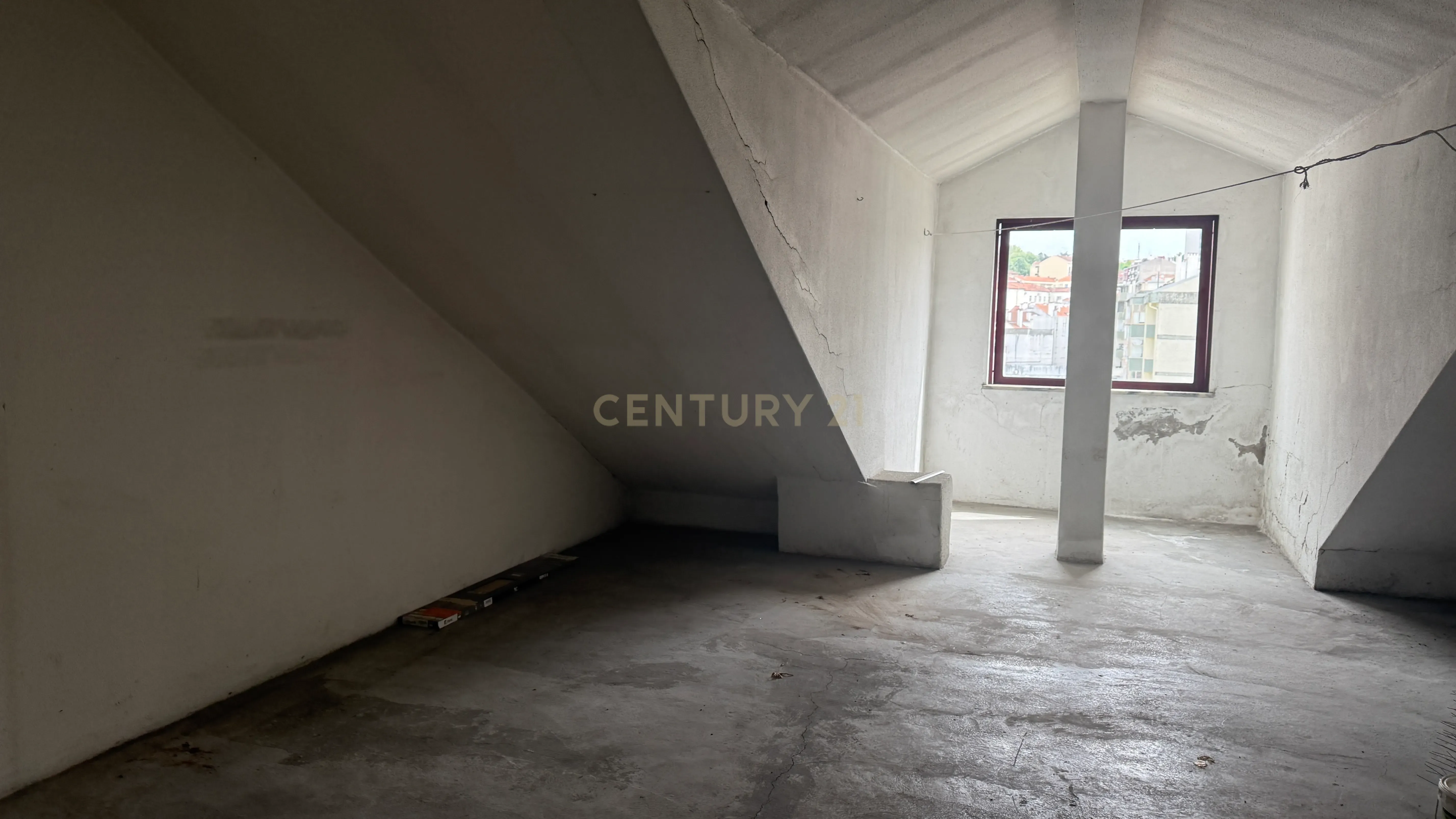 Fotografia 10 de T2 com Potencial Único no centro de Viseu - Habitação Própria + Sótão Preparado para Ampliação