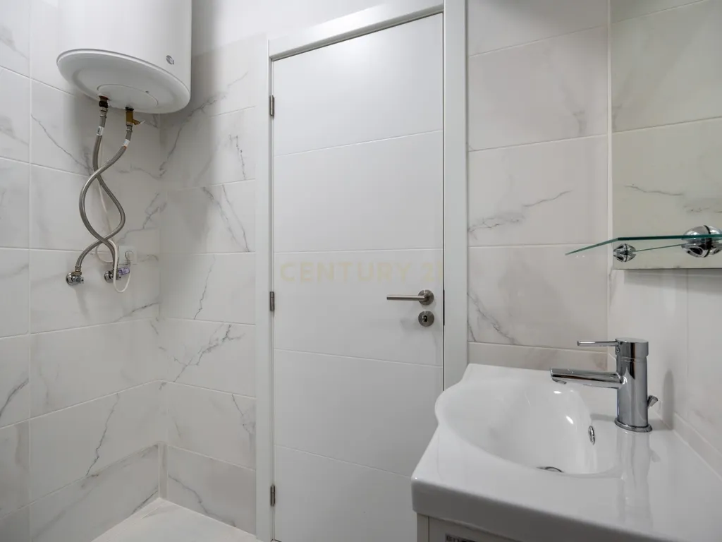 Apartamento T2 renovado em Portimão com varanda, 2 casas de banho e marquise espaçosa - Image 7