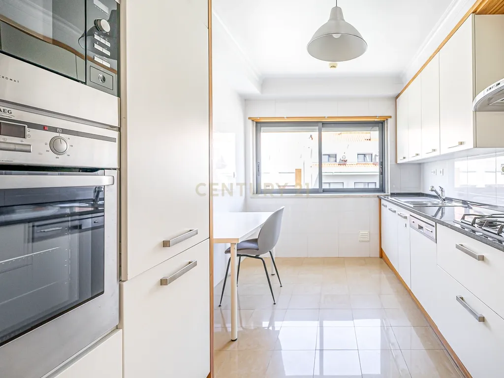 T2 com Suíte, Garagem e Arrecadação na Estefânia - Image 9