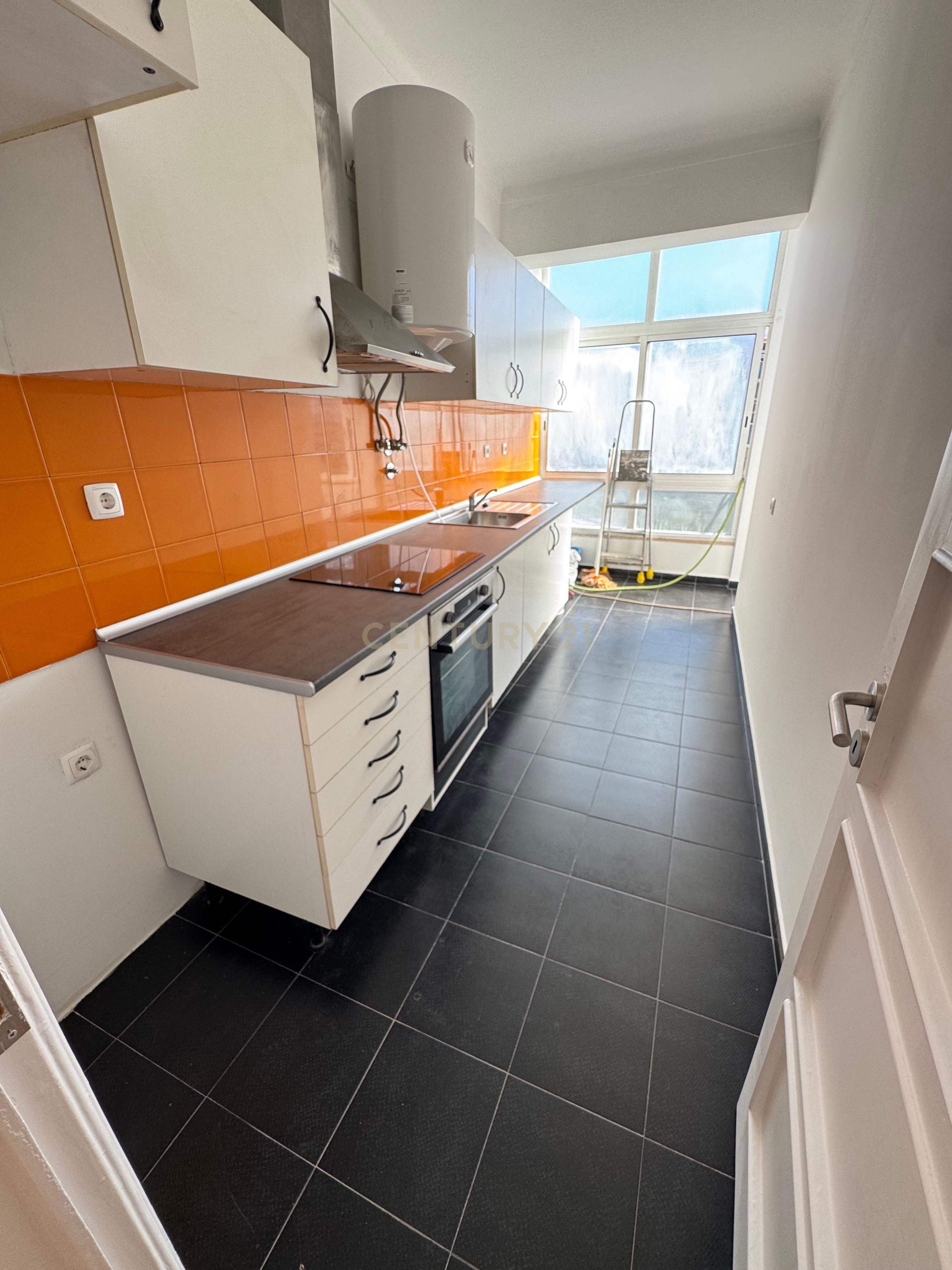Fotografia 4 de Apartamento T1+1 Renovado em Águas Livres, Amadora