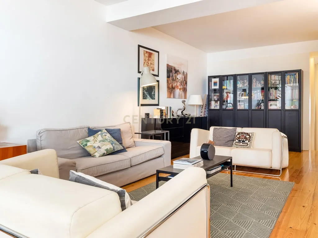 Extraordinário apartamento T3+1 com pátio exterior privado, junto ao Campo Pequeno, Lisboa. Em Venda! - Image 5