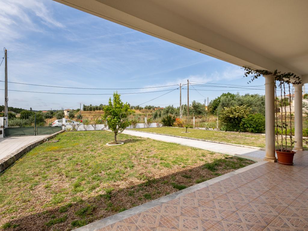 Moradia de Luxo com Vista Panorâmica sobre o Castelo do Bode e Piscina Privada - Image 19