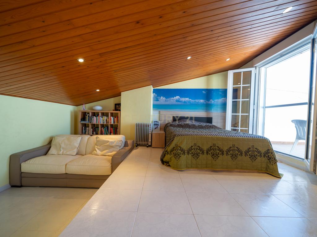 Apresentamos-lhe uma magnífica moradia em Cambrils — perfeita para quem procura conforto, estilo e excelente qualidade de vida na Costa Dourada. - Image 22
