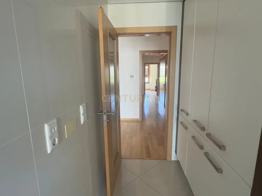 Apartamento T3 na Alta de Lisboa com Box para 2 Viaturas - Image 9
