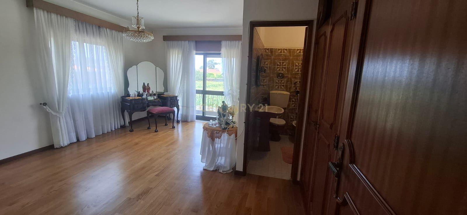 Fotografia 8 de MORADIA DE TRÊS PISOS, QUATRO FRENTES E UMA ÓTIMA ZONA EXTERIOR GIESTEIRA / PÓVOA DE VARZIM