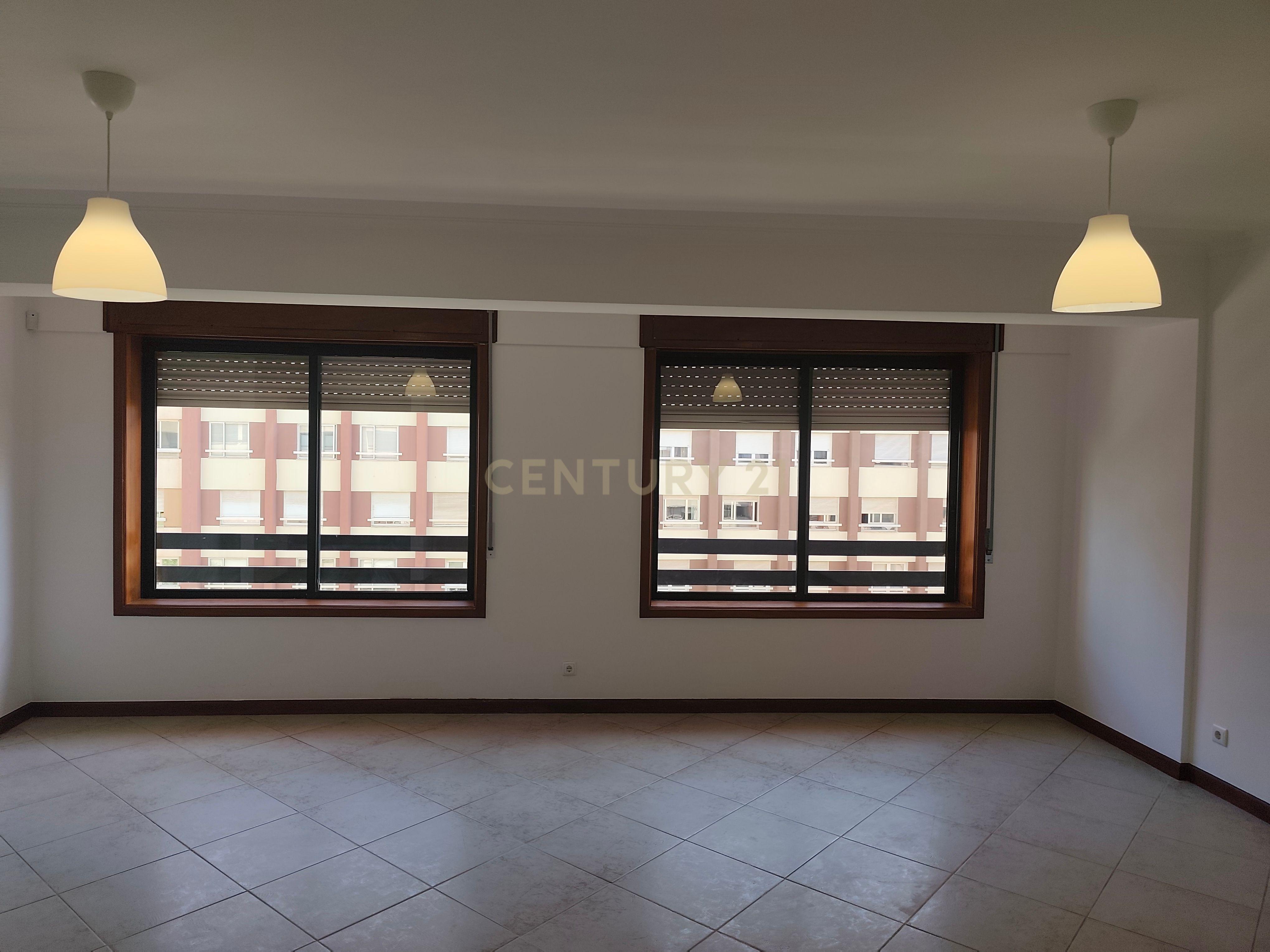 Fotografia 11 de Apartamento T3 Central em Nova Oeiras com Vista Agradável,
