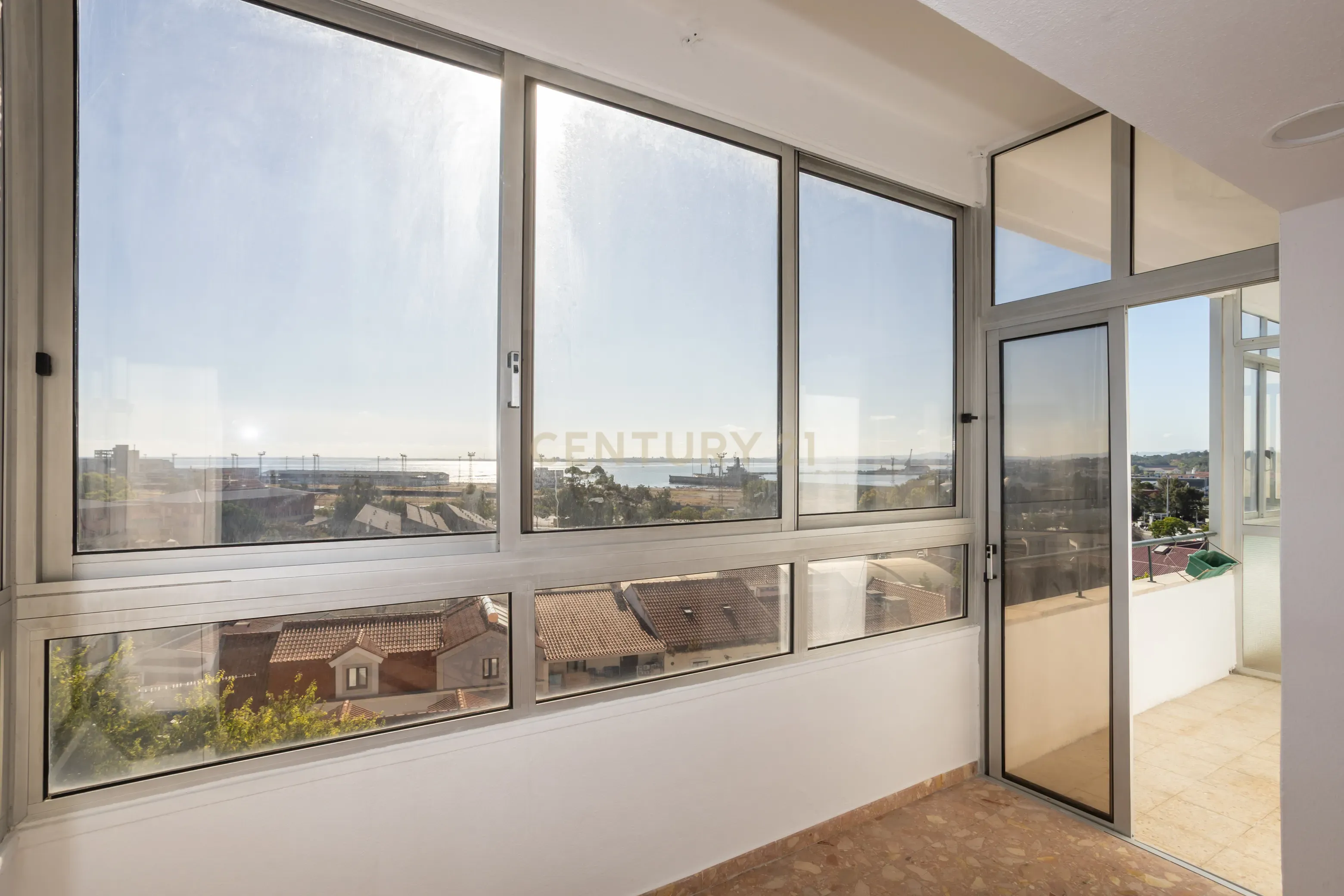 Fotografia 9 de Apartamento T3 em Almada com Excelente Localização