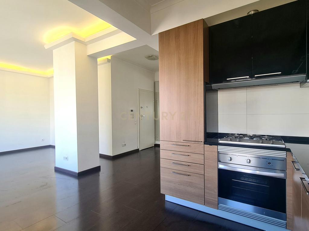 Apartamento Renovado T2 em Santa Clara, Lisboa - Image 9