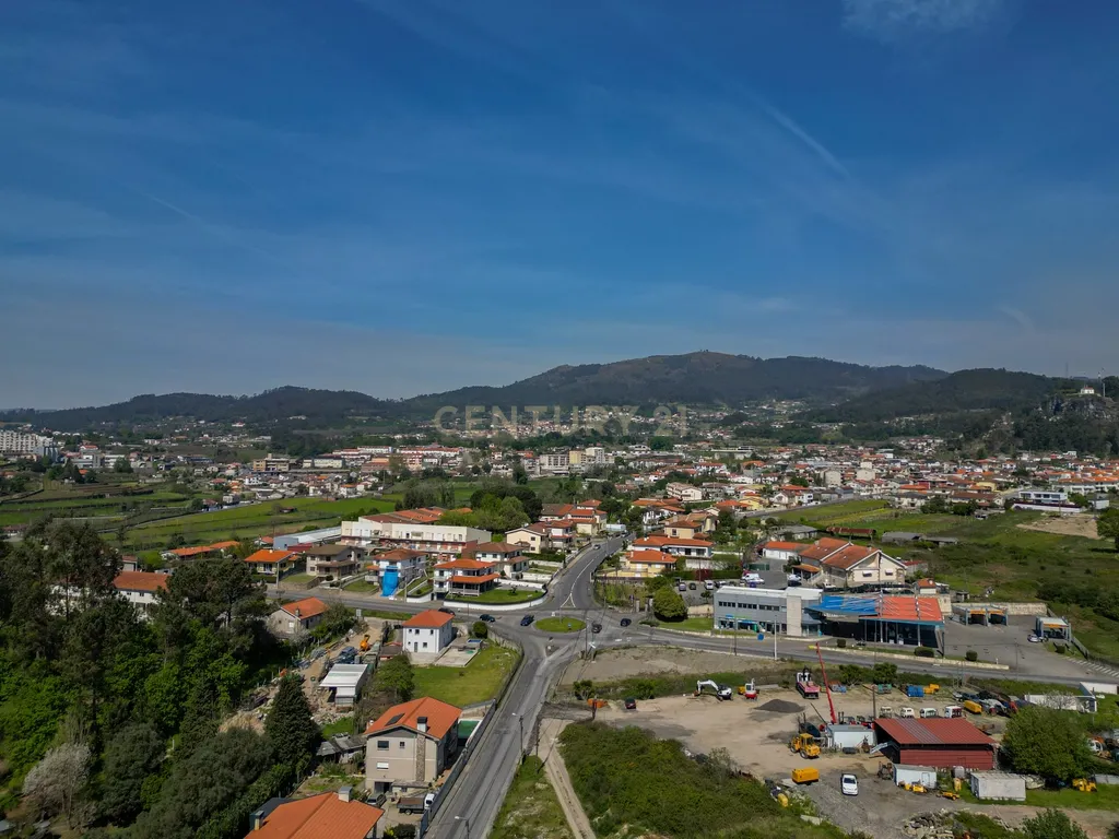 Moradia T3 + T2 em Amares com Jardim e Garagem - Image 44