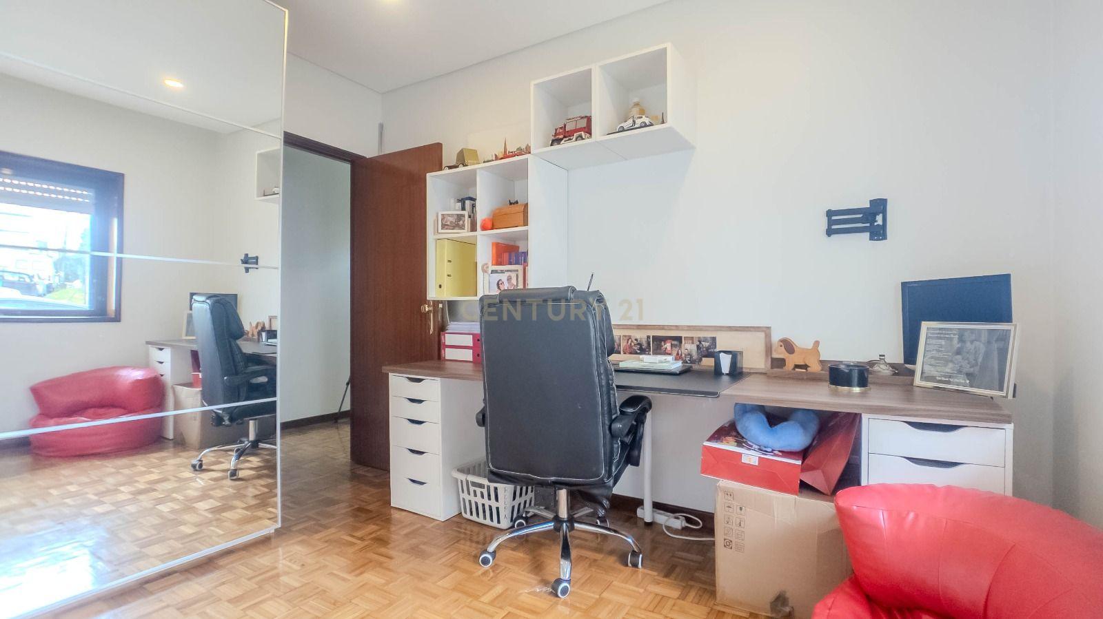 Apartamento T3 em Gondomar com luz natural e boa localização - Image 25